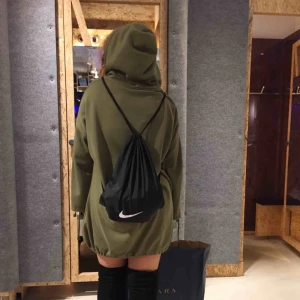  - Hoodieklänning från @missguided i strl:16 (L/XL ish) med ringdetaljer! frakt:35kr annars kan jag möta upp i Sthlm  (såååå mysig, fleece på insidan!!)🥳💚💚man kan även justera i ärmarna och längst ner med hjälp av snöret! Använd ca 4ggr