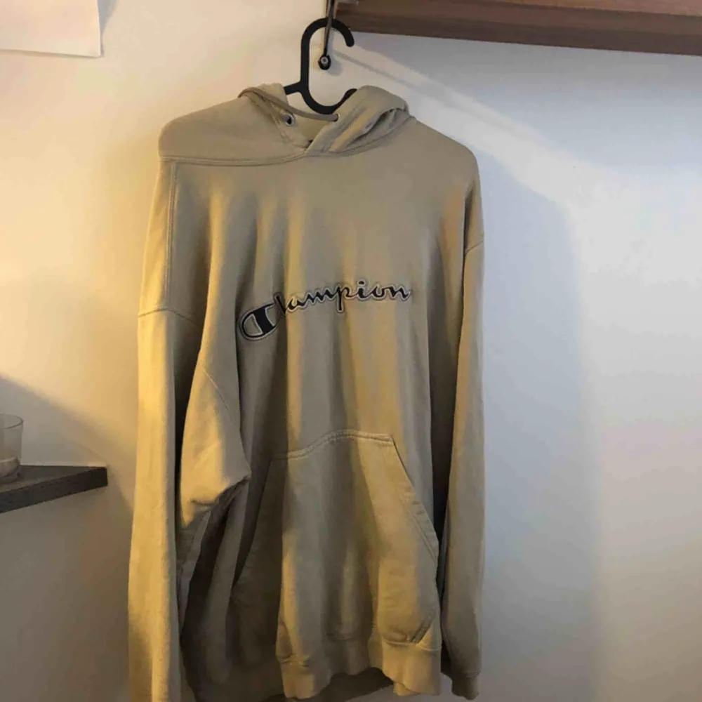 Beige hoodie från Champion, stl.XL  Finns i gbg, kan även skickas (frakt:69kr) . Hoodies.