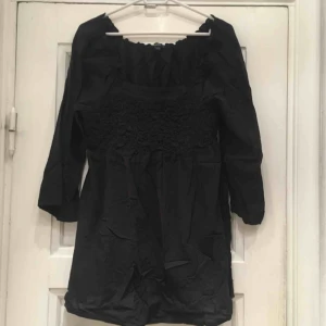  - Söt klänning i storlek S från KappAhl!  ⚠️OBS! HÄMTAS i Hornstull alternativt skickas mot att köparen betalar fraktavgift. Möts endast upp om köparen köper för 100kr eller mer!⚠️