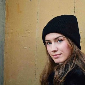  - Den svarta mössan symboliserar hjärt- och lungsjukdomar, den gråa alzheimer och den blåa cancer. Därför skänker vi 15 kr per mössa till vardera organisation. 