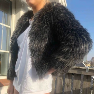  - Skitsnygg fake päls jacka. Går att styla upp hur som helst, enligt mig lite unik och nice. 