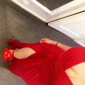  - Otroligt fin balklänning, använd endast en gång. Mjukt och följsamt tyg.