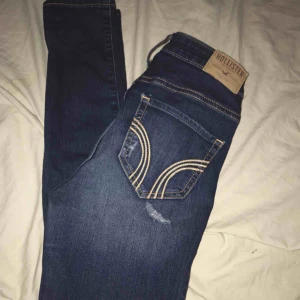  - Hollister jeans med slitningar Ganska stretchiga Storlek : w 23 L 31 