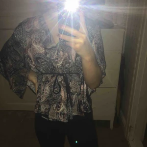  - Superfin blus i härligt material. Aldrig använd! Köpte för 299 kr, säljer för 100. Snöret går att knyta där bak också! Frakt ingår inte i priset :)