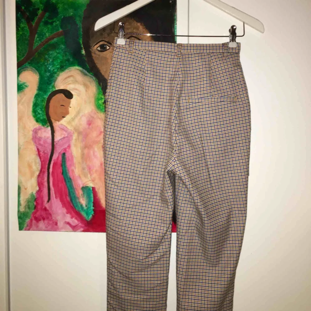 Säljer dessa rutiga kostymbyxor från Monki, helt nya endast använda 1 gång! Köparen står för frakten;-) . Jeans & Byxor.