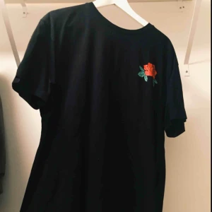  - Tröja från istay i storlek L, sparsamt använd.  Frakt står köparen för! 💕🌟