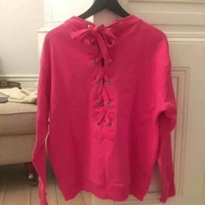  - Säljer en cool och snygg sweater från HM. Storlek 38, ska sitta lite löst/baggy. Tröjan har en snygg snörning i ryggen som en fin detalj. Helt oanvänd, prislapp kvar. Köpt för 349kr. Hämtas i Vasastan/city. Swish föredras.