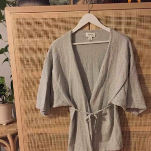  - Kimono/kofta från Monki.  Fint skick. 