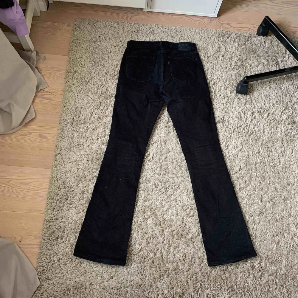 Svarta boot cut jeans från Levis, storlek 26! Mycket bra skick!. Jeans & Byxor.