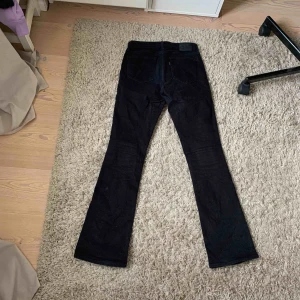  - Svarta boot cut jeans från Levis, storlek 26! Mycket bra skick!