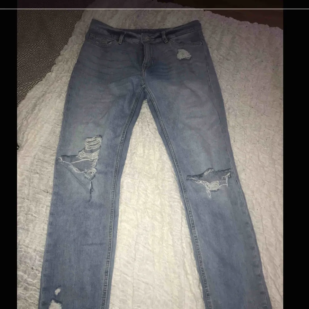 Säljer ett par håliga jeans från H&M i stl 36,men mer som en liten 38. Vissa hål har spruckit upp men jag tycker bara det är snyggt.Säljer de för 100 kr ink frakt.. Jeans & Byxor.