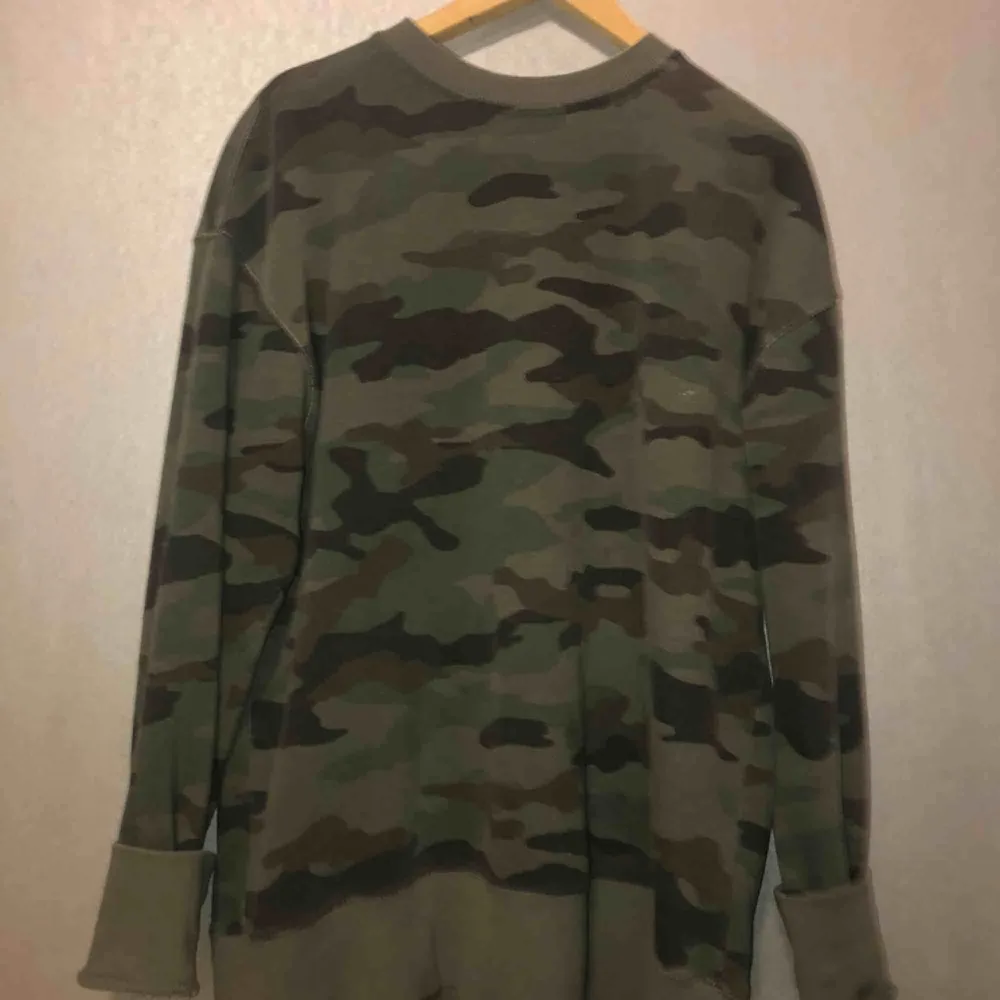 En militär oversized hoodie, är i herrstorlek och på mig som är 1.70 går den till ca  hälften av mina lår som ni ser på första bilden. Frakt tillkommer. Hoodies.