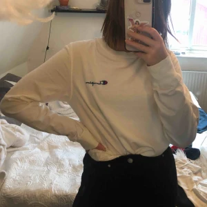  - Helt ny champion tröja köpt på urban outfitters i storleken M, säljer då jag ej använder den.