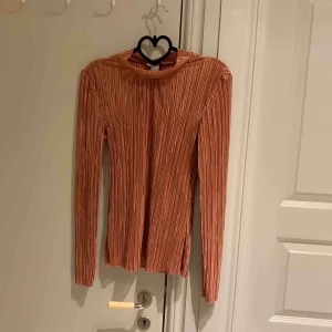  - Glansig topp från h&m