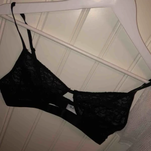  - Svart Bralette från na-kd. Aldrig använd pga fel storlek. Passar S och M. Fraktar! Betalning via swish