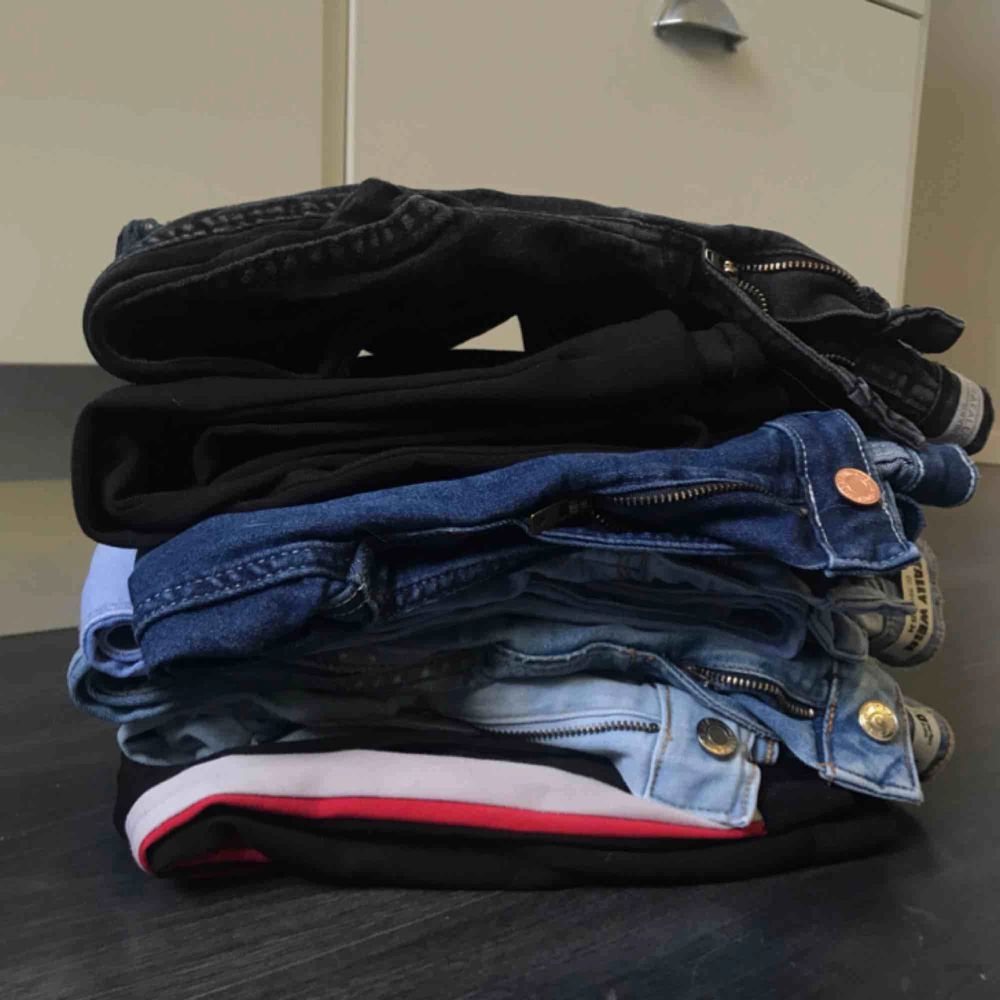 7 par jeans, hör av er för bilder på jeansen! Alla är ett fåtal gånger använda och är i fint skick. . Jeans & Byxor.