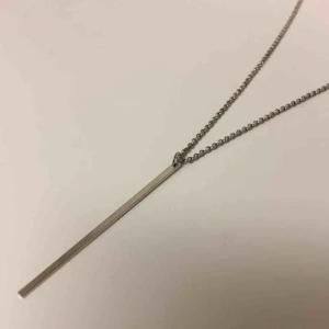  - Aldrig använd! Inte äkta silver. Ett långt halsband som går ner till bysten. Frakten är inräknad i priset. 