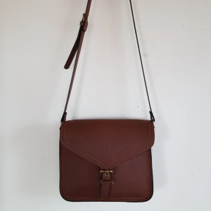  - Väska från Åhléns med justerbart band 💫  Använd men inget man ser, nypris 599:- 