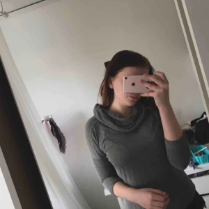  - Grå polotröja mysig Storlek xs från ginatricot Använt skick