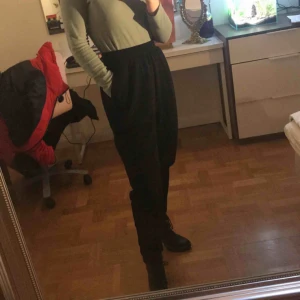  - Jag hittar aldrig användning för dom, men älskar dom med hela hjärtart och hoppas att någon annan får användning av dem här sjukt sköna och sexiga byxorna.   Str 38 sitter till midjan.  