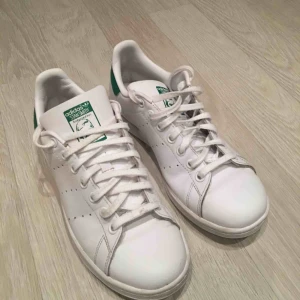  - Hej! Säljer mina adidas Stan Smith i storlek 38 Nytt skick, använda fåtal gånger Köpta för 900kr Priset kan diskuteras!