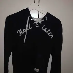 Hollister hoodie med snörning där fram med en luva som sitter som en s men passar även en stor XS elr mindre m  denr marinblå 