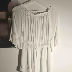  - Vit playsuit från topshop som endast blivit använt ett fåtal gånger. Man kan välja att ha den off-shoulder eller inte. Väldigt strechig så passar många storlekar. 💕 köparen står för frakt (skriv privat för mer info och bilder)
