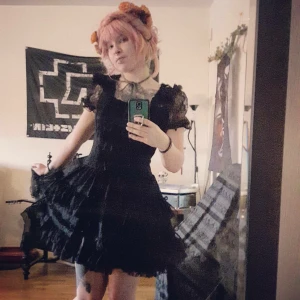  - Fint skick, köpt från England. Väldigt fin om man har underkjol till! 🌸  finns dragkedja i midjan.    Frakt tillkommer om ska skickas. Kan hämtas upp i Malmö eller Hässleholm.  