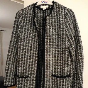  - Stilren lång kappa från hm storlek 40 dock passar den även en 38:a. Perfekt att ha nu till våren. 