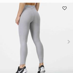 Två snygga tights från Nike, ordinarie pris 999kr styck på Nikes hemsida! De gråa är använda endast två gånger, de taupe/rosa färgade tightsen är endast använda en gång! 200kr per tights! 