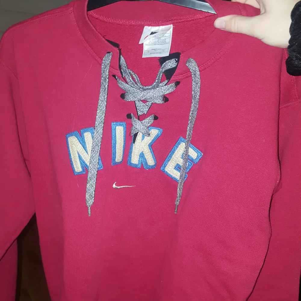En Nike tröja köpt här på Plick men passade inte riktigt :)) Frakten ingår!. Tröjor & Koftor.