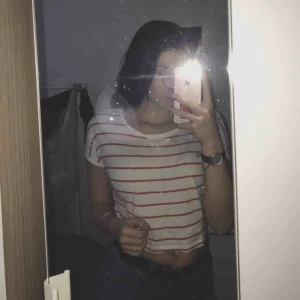  - Randig Crop topp ! Super fin till högmidjade jeans bla. Storlek xs Nytt skick! Frakt tillkommer♥️ 