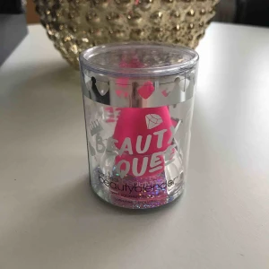  - Helt ny, oanvänd beautyblender med hållare. Man ser på bild nr 2 att förpackningen är oöppnad. Kan mötas upp i Sthlm lr frakta (då tillkommer fraktkostnad) 