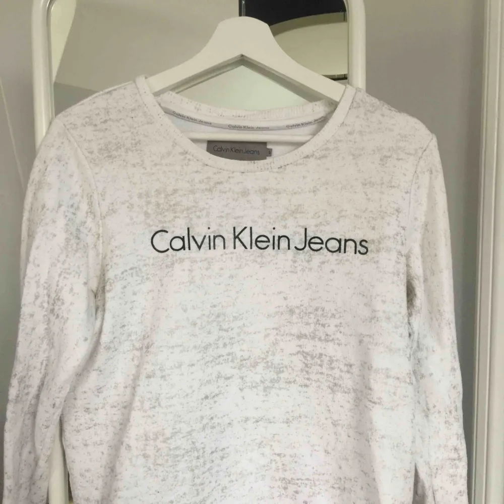 En Calvin Klein långärmad! Inte använd många gånger så nästan som ny! Köpt för 900kr, säljer för 150kr inkl frakt :) . Hoodies.