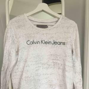 En Calvin Klein långärmad! Inte använd många gånger så nästan som ny! Köpt för 900kr, säljer för 150kr inkl frakt :) 