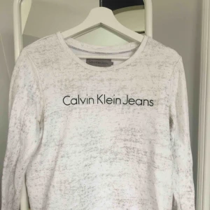  - En Calvin Klein långärmad! Inte använd många gånger så nästan som ny! Köpt för 900kr, säljer för 150kr inkl frakt :) 