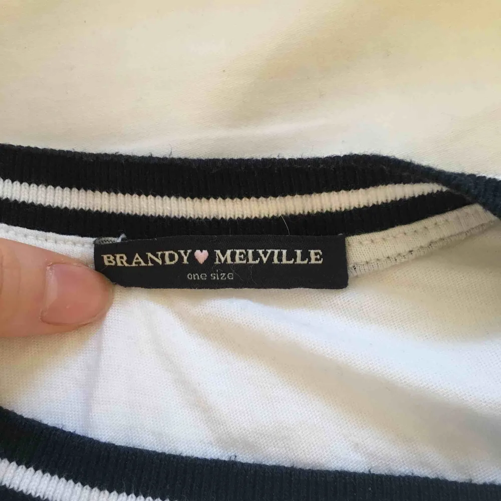 Snygg t-shirt från brandy Melville Vi möts gärna upp i Stockholm men pm frakt betalar köparen det. T-shirts.