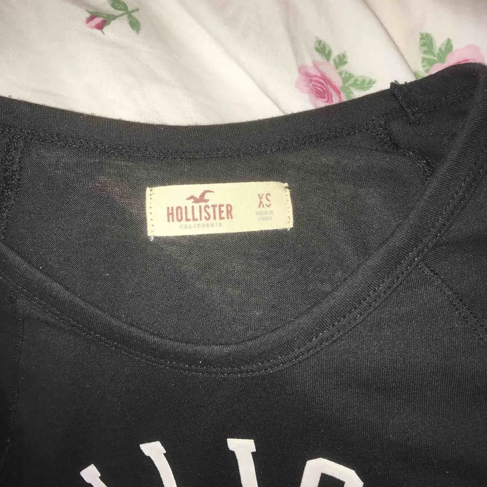 Hollister tröja, var en av mina favoriter, använd är den! Passar dom som har XS/S i storlek Köparen står för frakt💗. Hoodies.