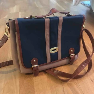  - Beige/brun portfölj inköpt på second hand i England.  Bra skick!!!