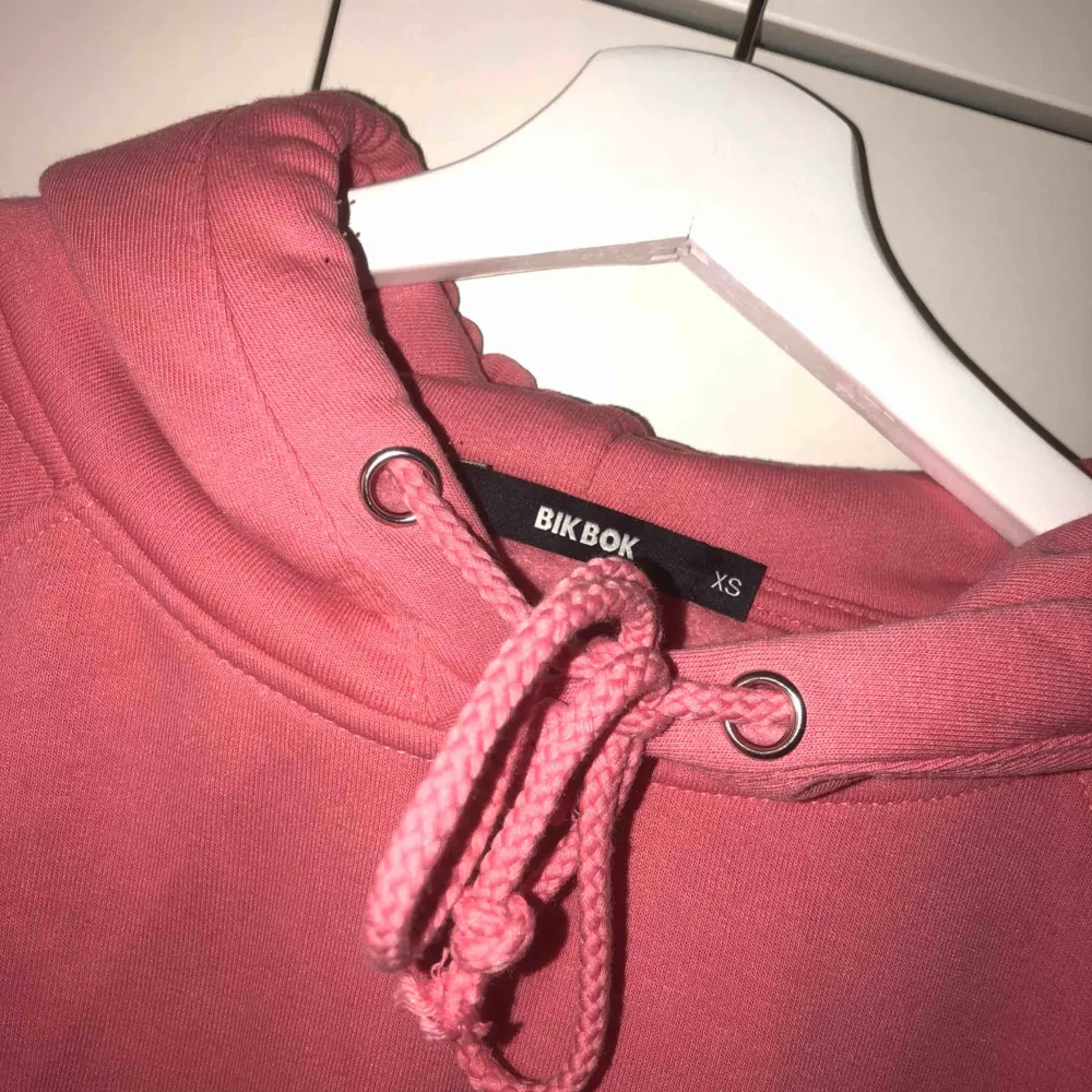 Rosa hoodie från Bikbok som aldrig är använd! . Tröjor & Koftor.