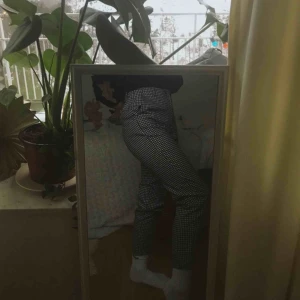  - rutiga kostymbyxor från pull and bear i storlek 38! kan mötas upp i stockholm eller frakta, men köparen står för frakten.