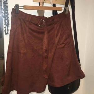  - Imitation mocka kjol från Forever 21, aldrig använd pga lite för stor i midjan på mig! Så snygg dock, älskar skärpet och passformen. Mjukt tyg också, så cool! 