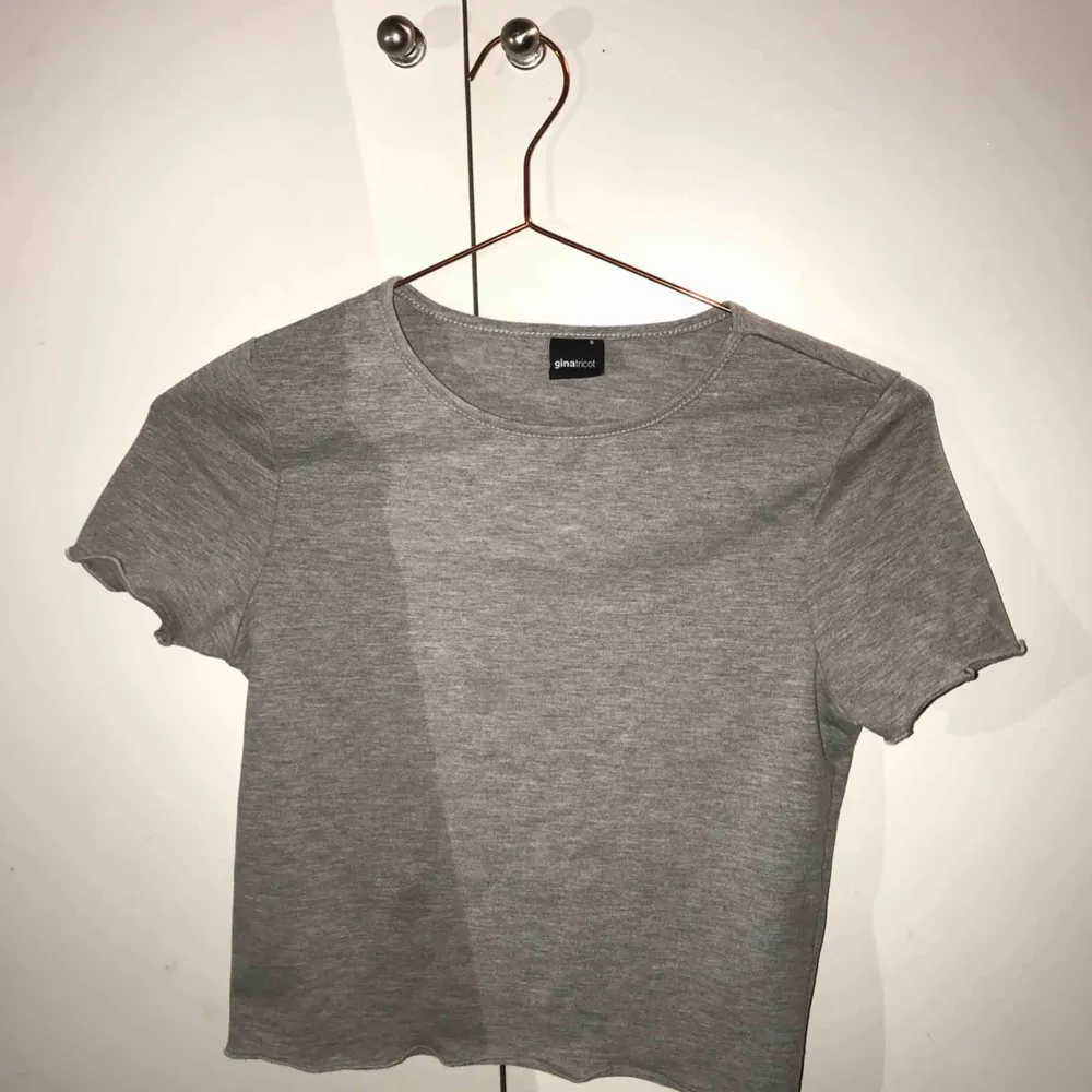 Fin grå croppad t-shirt från Gina Tricot ✨ S men ganska liten i storlek. Köparen står för frakt!. T-shirts.
