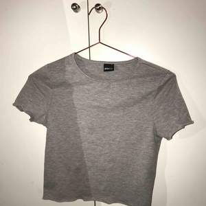 Fin grå croppad t-shirt från Gina Tricot ✨ S men ganska liten i storlek. Köparen står för frakt!