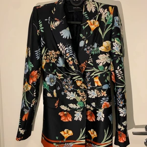 Zara kavaj  - Blommig Zara kavaj storlek Xs, jag bär small och den är perfekt sitter inte för tight. Den har lite lösa trådar vid ärmen och framifrån men syns knappt, inget man tänker på. Använd. Startbud 40kr💓 Fraktas spårbart 63kr eller möts upp i Malmö 