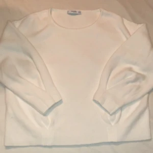 Stickad tröja från Mango - Jätte skön stickad tröja från Mango med unika detaljer, lite ”finare” stickad tröja passar allt