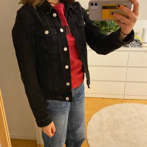 Jeans jacka  - Köpt från zara i st M. Kontakta mig med ett bud om flera är intreserade 