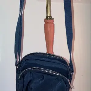 Cool mörkblå väska som jag nästan knappt använt. Har så många väskor så därför jag säljer:) köparen står för frakt!