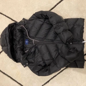 Gant jacka  - Säljer min gant jacka pågrund av att jag alldrig använder den. Jackan är näst inprinsip alldrig använd och har inga skador. Jackan är i storleken s och är mycket funktionell med stängbara fickor. (Köparen står för frakten)