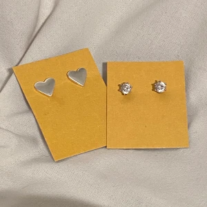 söta örhängen - Örhängen i nyskick. Kan säljas separat. Klassiker i smyckessamlingen. Frakt ingår i priset :) 